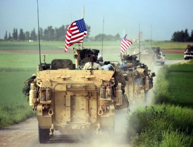 Κοινές περιπολίες Κούρδων και Αμερικανών στα συροτουρκικά σύνορα: «Το ΥPG προστατεύεται από την αμερικανική σημαία» (βίντεο)